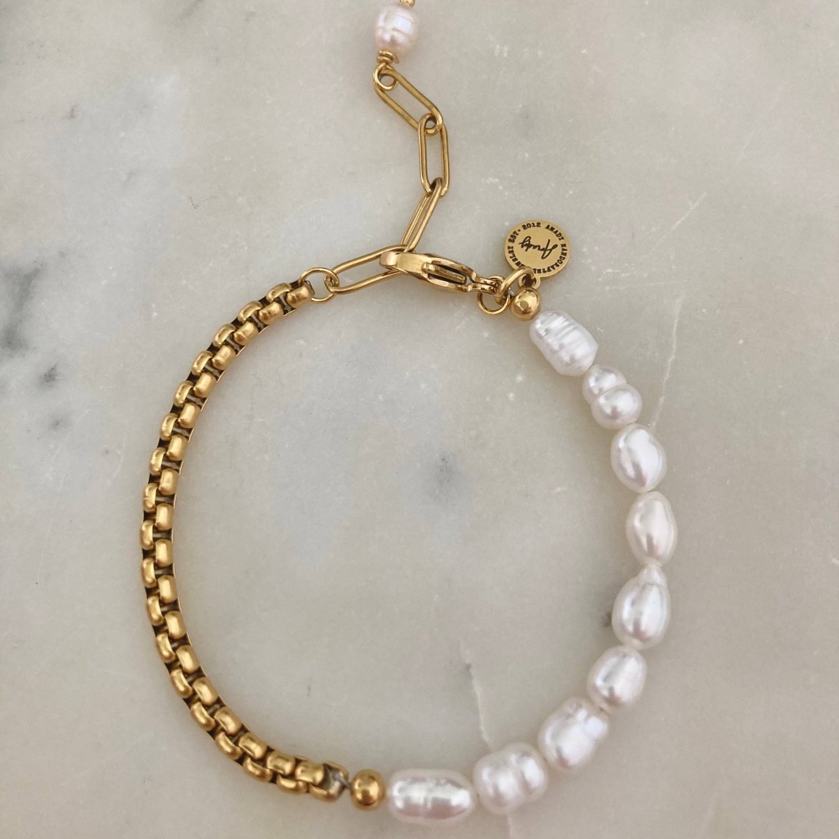 Freshwater Pearls and Gold Chain Bracelet for Elegant Style
