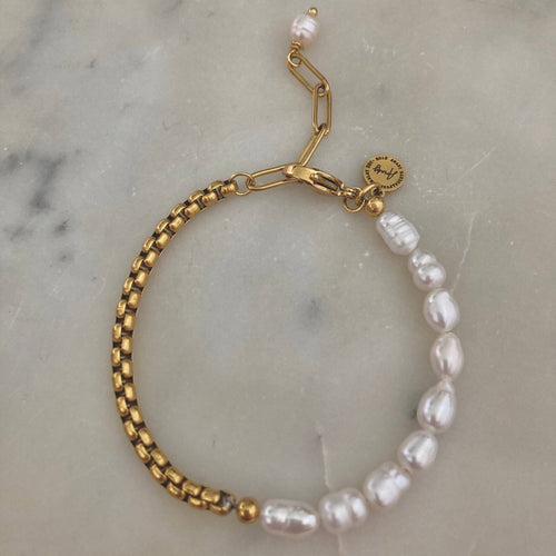 Freshwater Pearls and Gold Chain Bracelet for Elegant Style