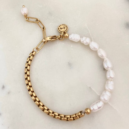 Freshwater Pearls and Gold Chain Bracelet for Elegant Style