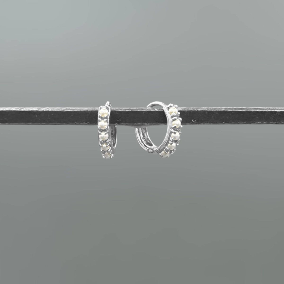 Pretty Pearl Lined Clicker Huggies